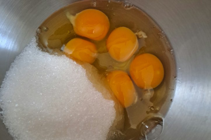 Яйця із цукром