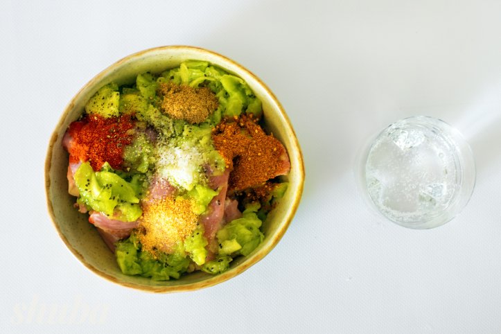 м’ясо, ківі, спеції та вода