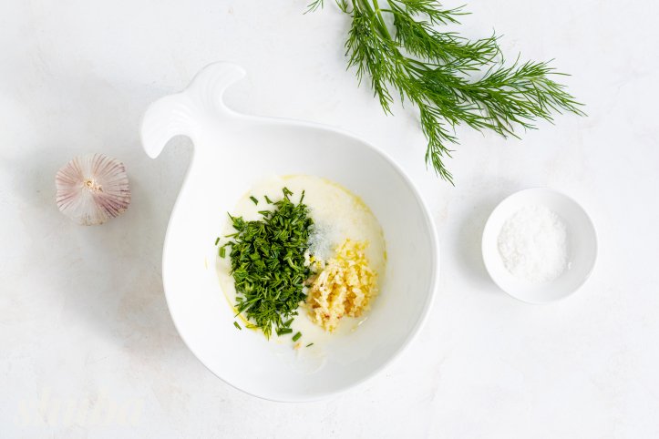 часник, зелень та сіль