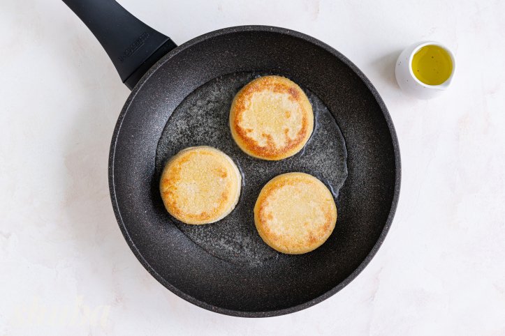 сирники на сковороді