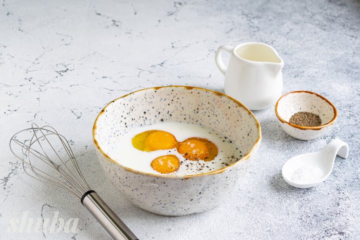 курячі яйця, вершки та спеції