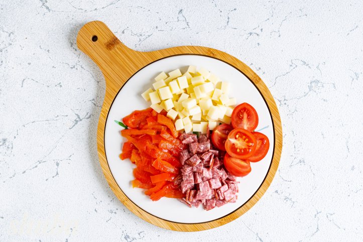 перець, чері, салямі й сир