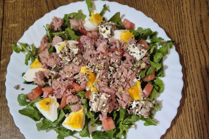 Салат з руколою і тунцем