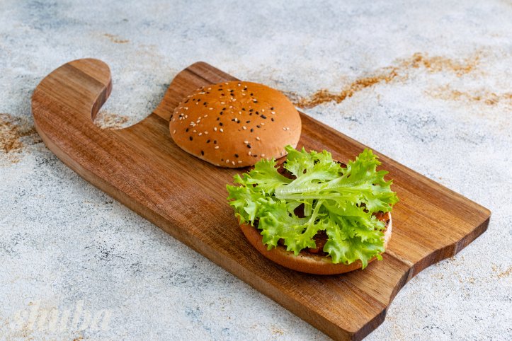 булочка з соусом та салатом