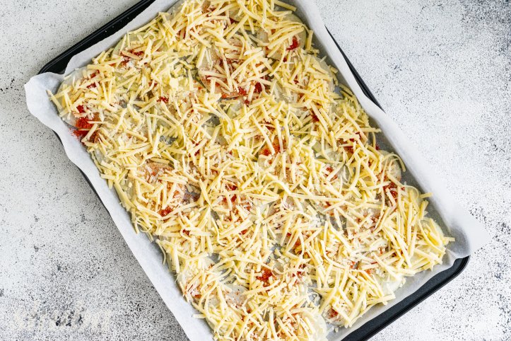 цибуля зі спеціями та двома видами сиру