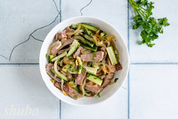 салат з яловичиною на грилі