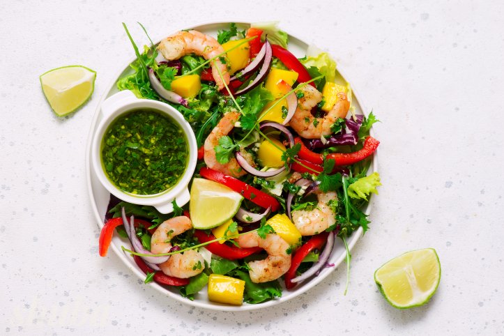 салат із креветками та манго