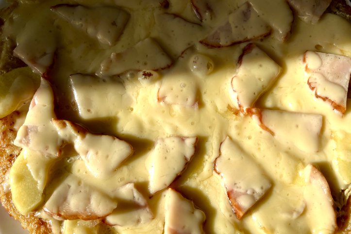 Картопляна піца з яблуком і шинкою на сковороді
