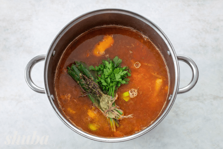 бульйон з травами, томатами та рибою