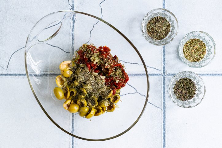 оливки, томати, часник, олія та спеції