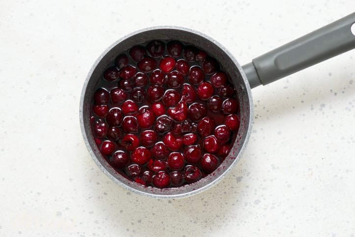 вода, цукор і ванільний цукор та вишні