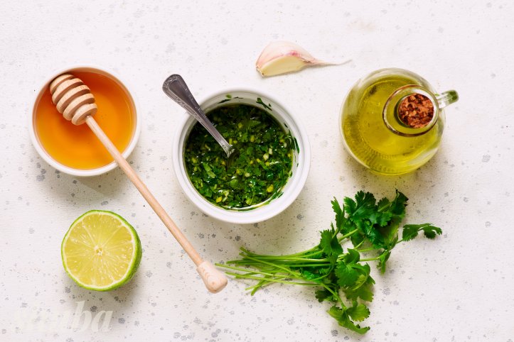 сік лайма, олія, мед, часник та кінза