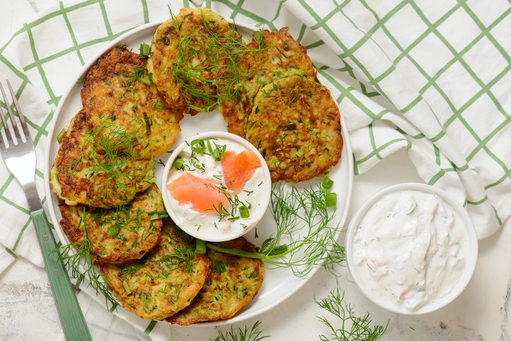 Кабачкові оладки з йогуртовим соусом
