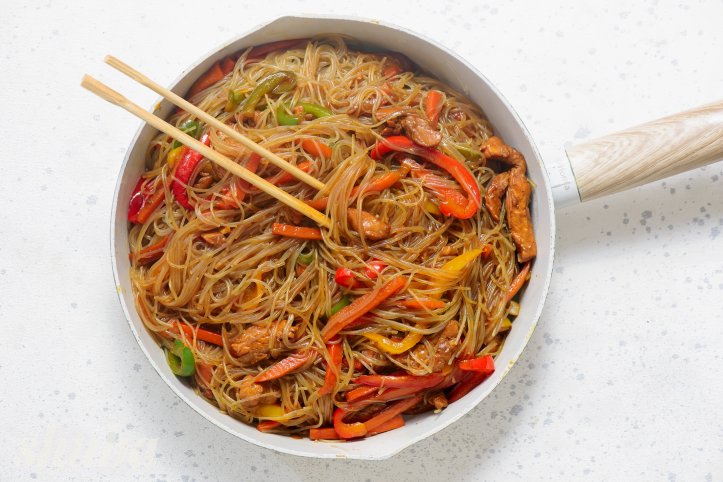 курка, локшина та овочі