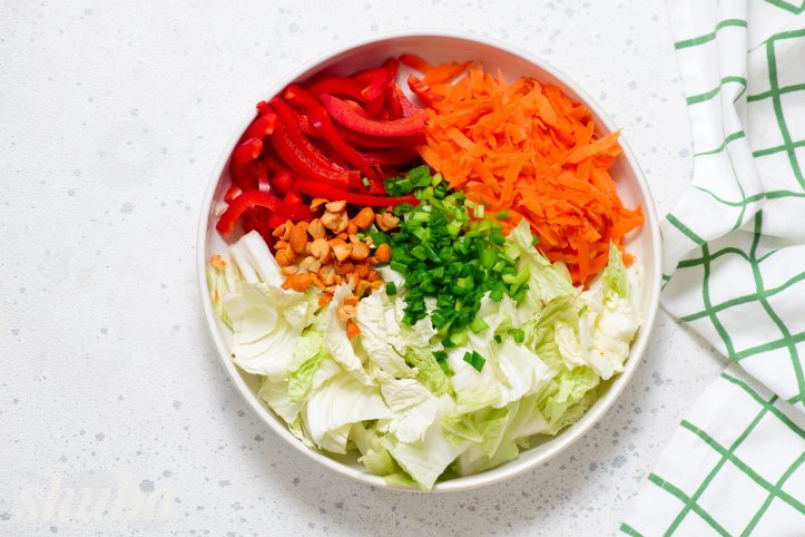 капуста, морква, перець, цибуля та горіхи