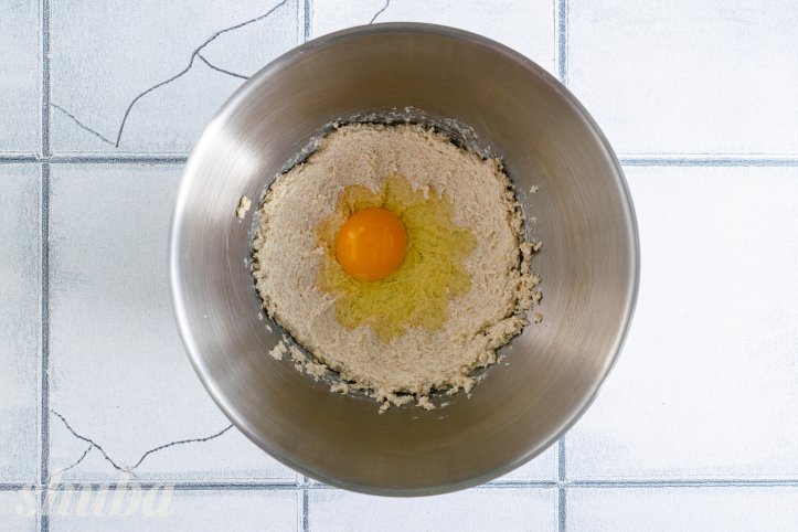 масло з цукром та яйцем