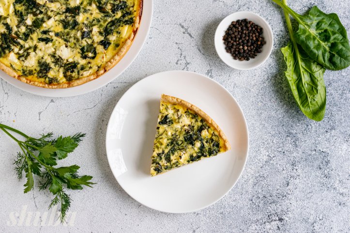 кіш з сиром фета та шпинатом