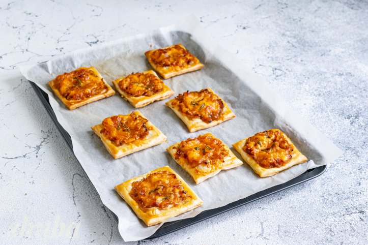 закуска з листкового тіста з цибулевим чатні