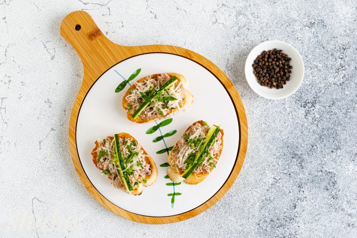 Кростіні з печінкою тріски та зеленню