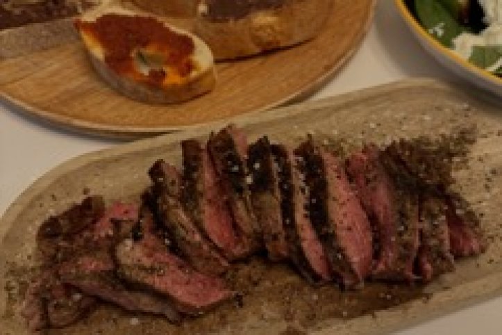 стейк з салатом зі страчетели та брускетами