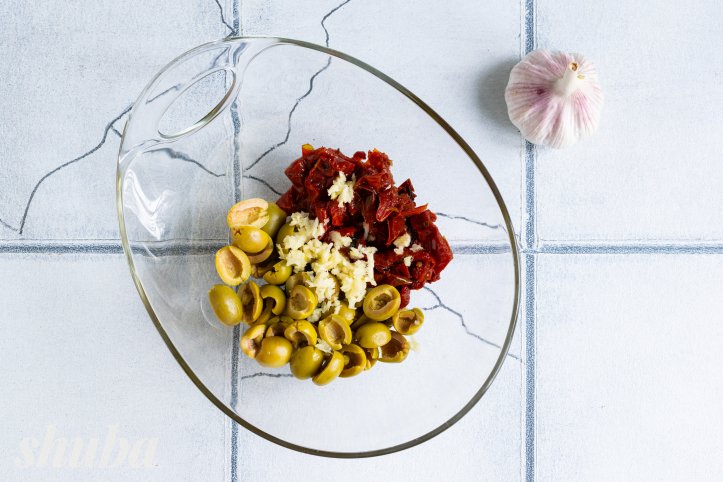 оливки, в'ялені томати та часник