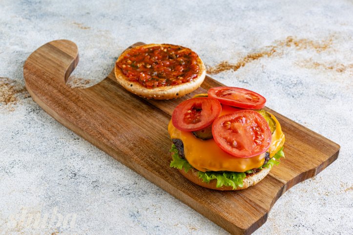 бургер з котлетою та овочами