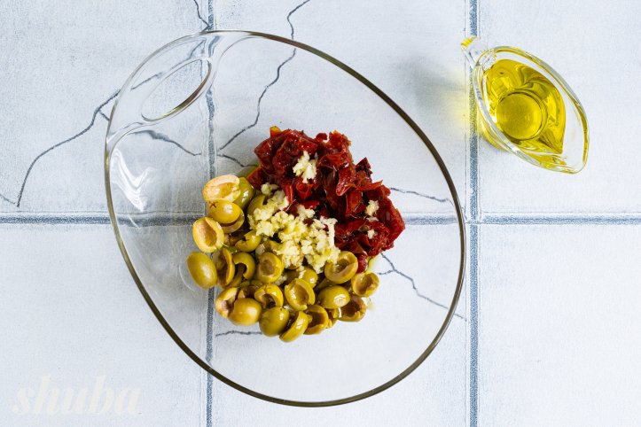 оливки, томати, часник та олія