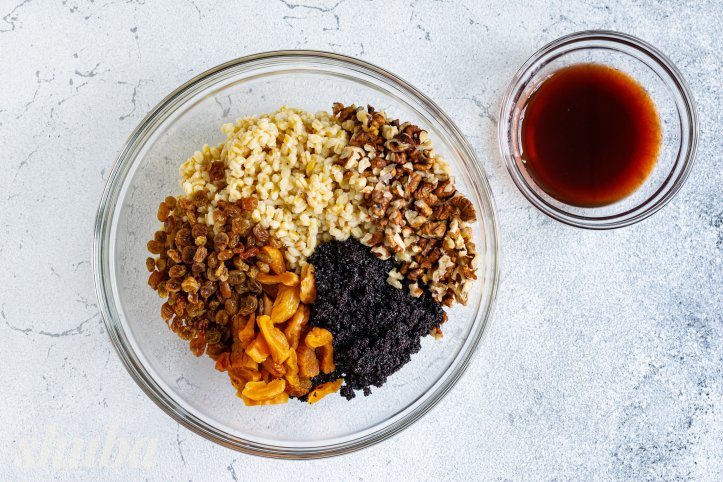 пшенична крупа, горіхи, мак та сухофрукти