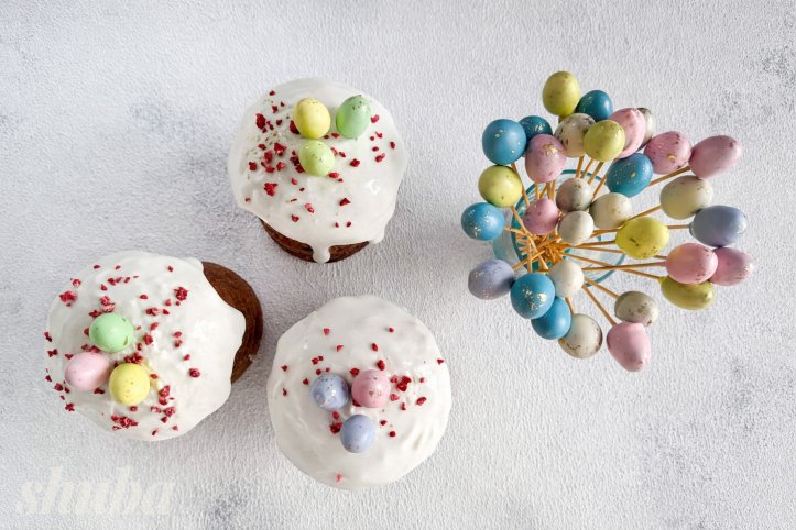 шоколадні яйця в різнокольоровій глазурі