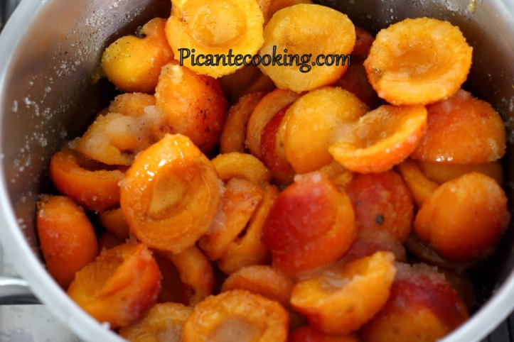 Абрикоси у ванільному сиропі