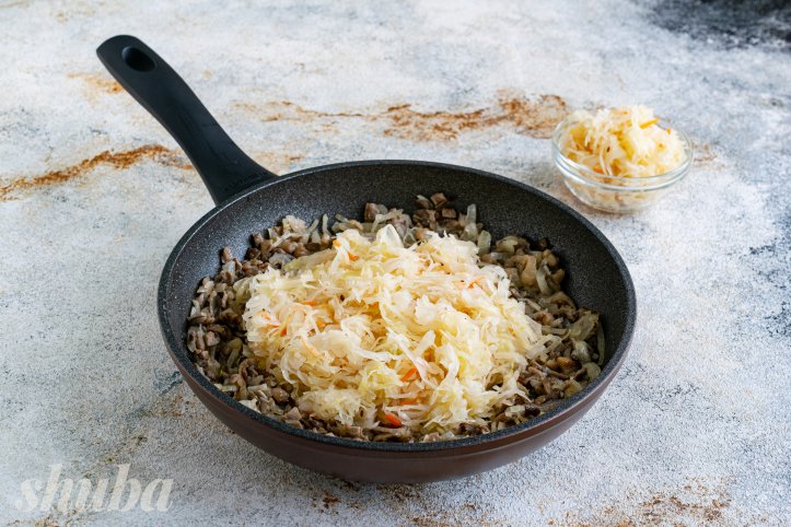 квашена капуста з грибами та цибулею