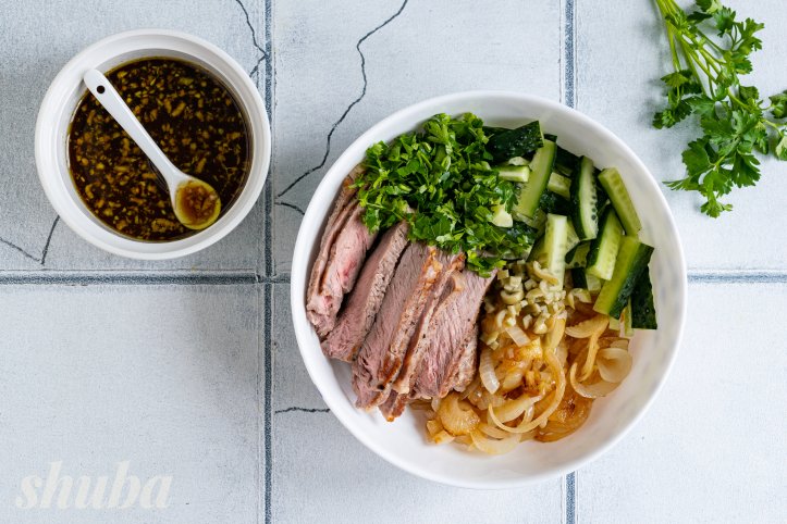 овочі, яловичина та петрушка