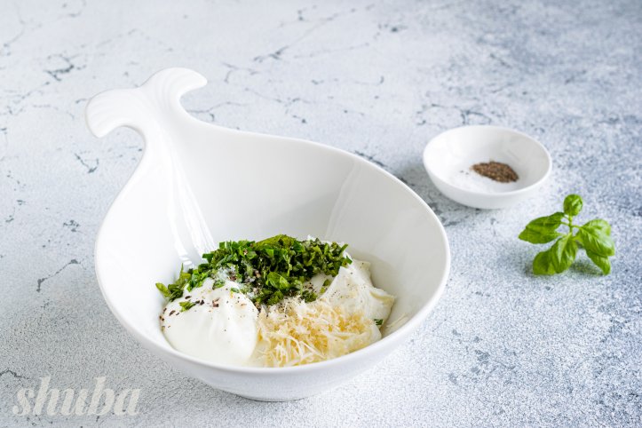 сир, сметана, зелень та спеції