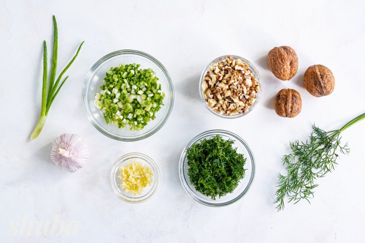 зелень, часник та горіхи