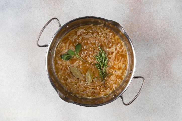 цибуля з вином та спеціями