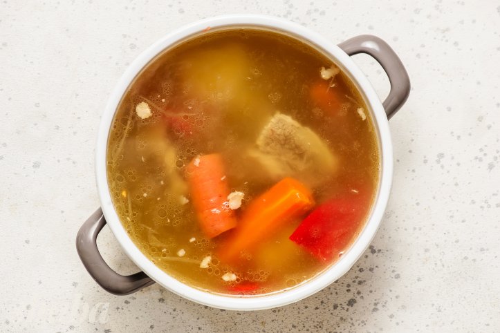 мʼясний бульйон з овочами та спеціями