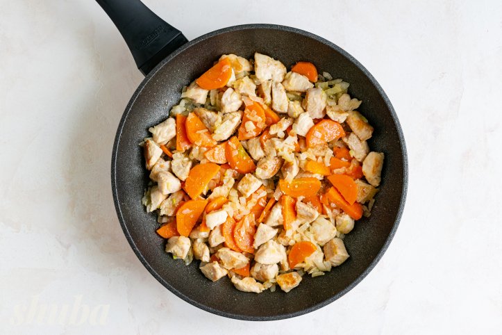 цибуля та морква з куркою