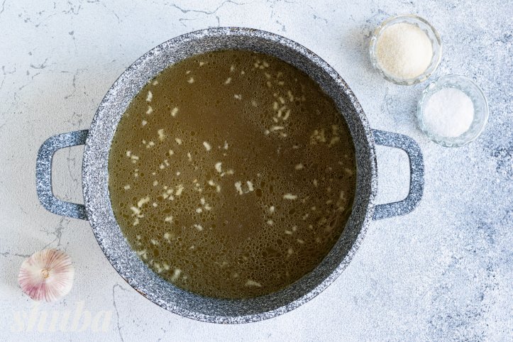 бульйон, часник, сіль та желатин