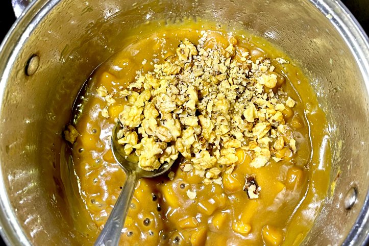 Яблучна маса з горіхами