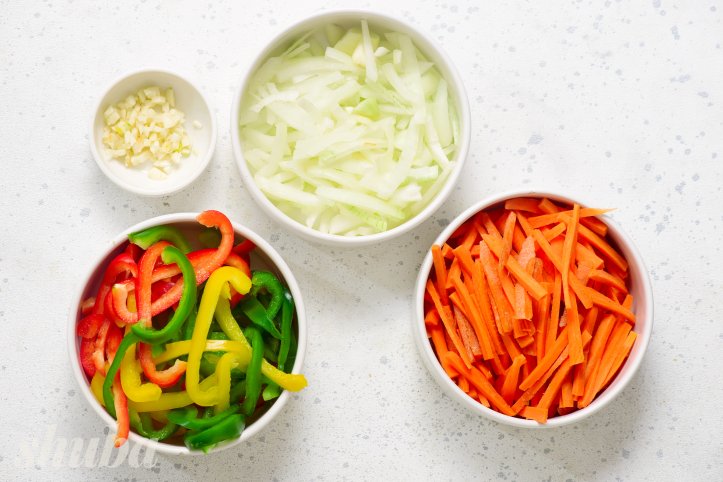 перець, морква, цибуля та часник