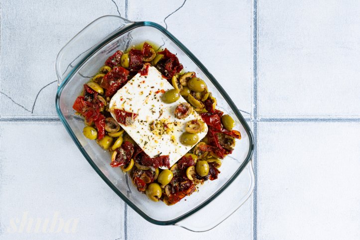 фета зі спеціями та оливками