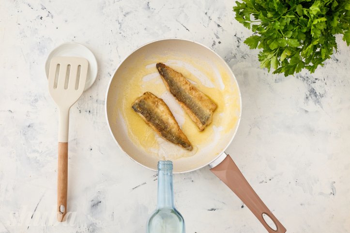 минтай з білим вином