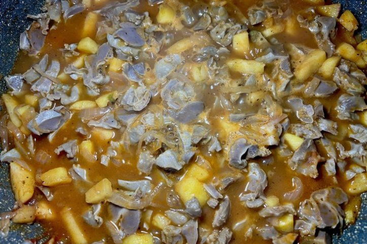 Курячі шлунки з яблуком