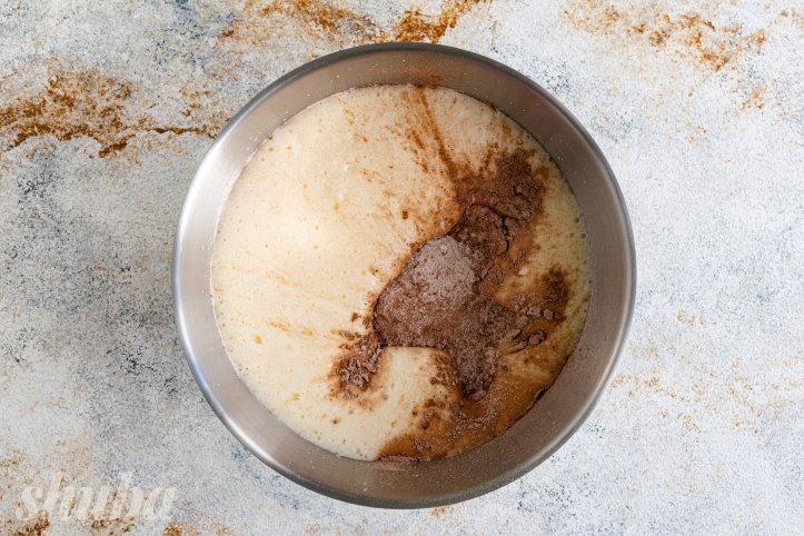 збиті яйця із сухими інгредієнтами