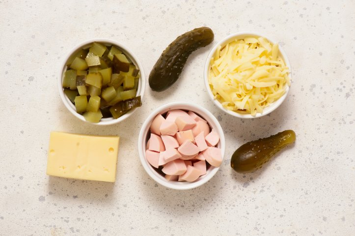 ковбаса, сир, огірки