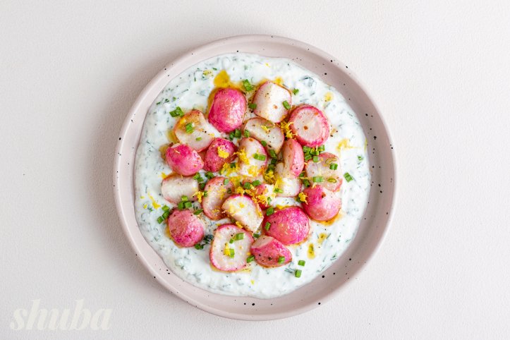 запечений редис із йогуртовим соусом