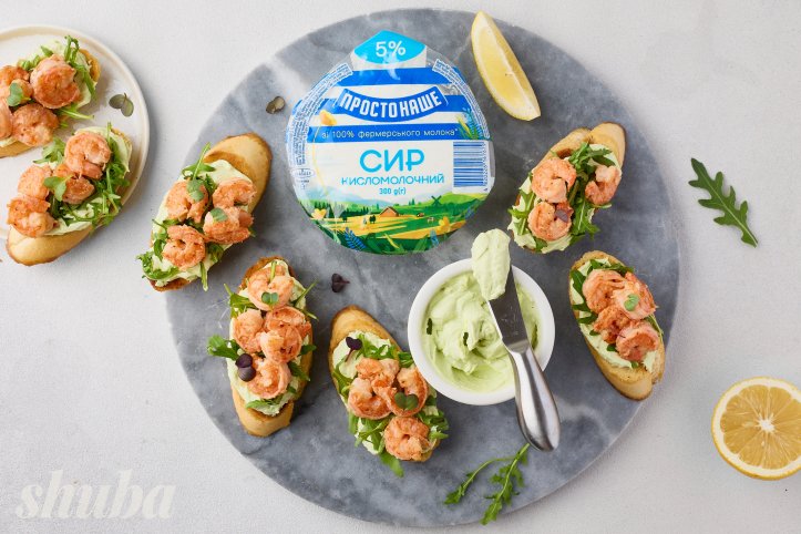 брускети з креветками й кремом з авокадо та сиру