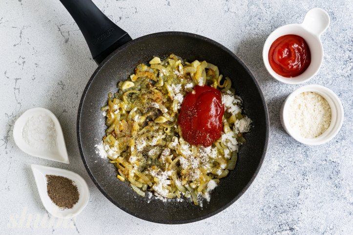 борошно, томатний соус та вода