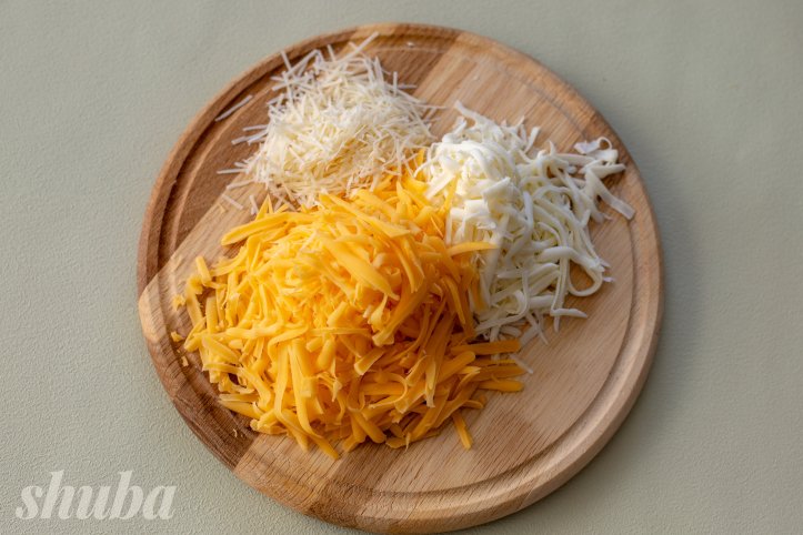 чедер, моцарела та пармезан