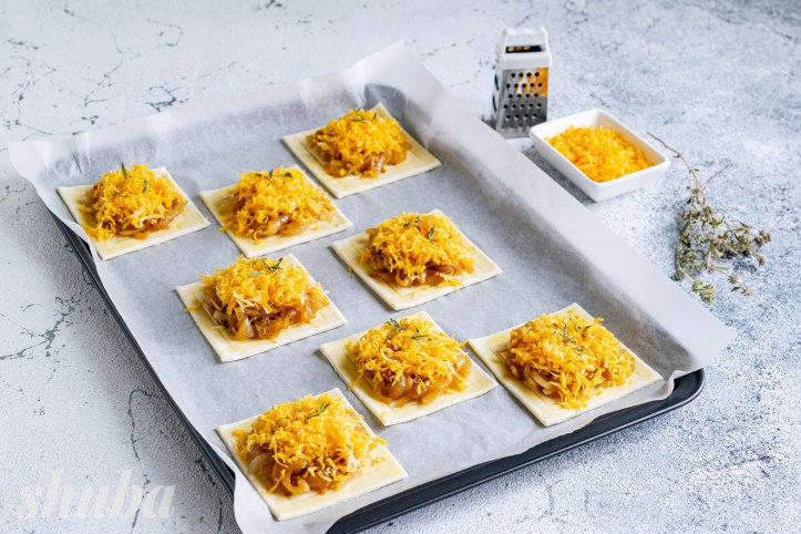 сир та чебрець на тісті